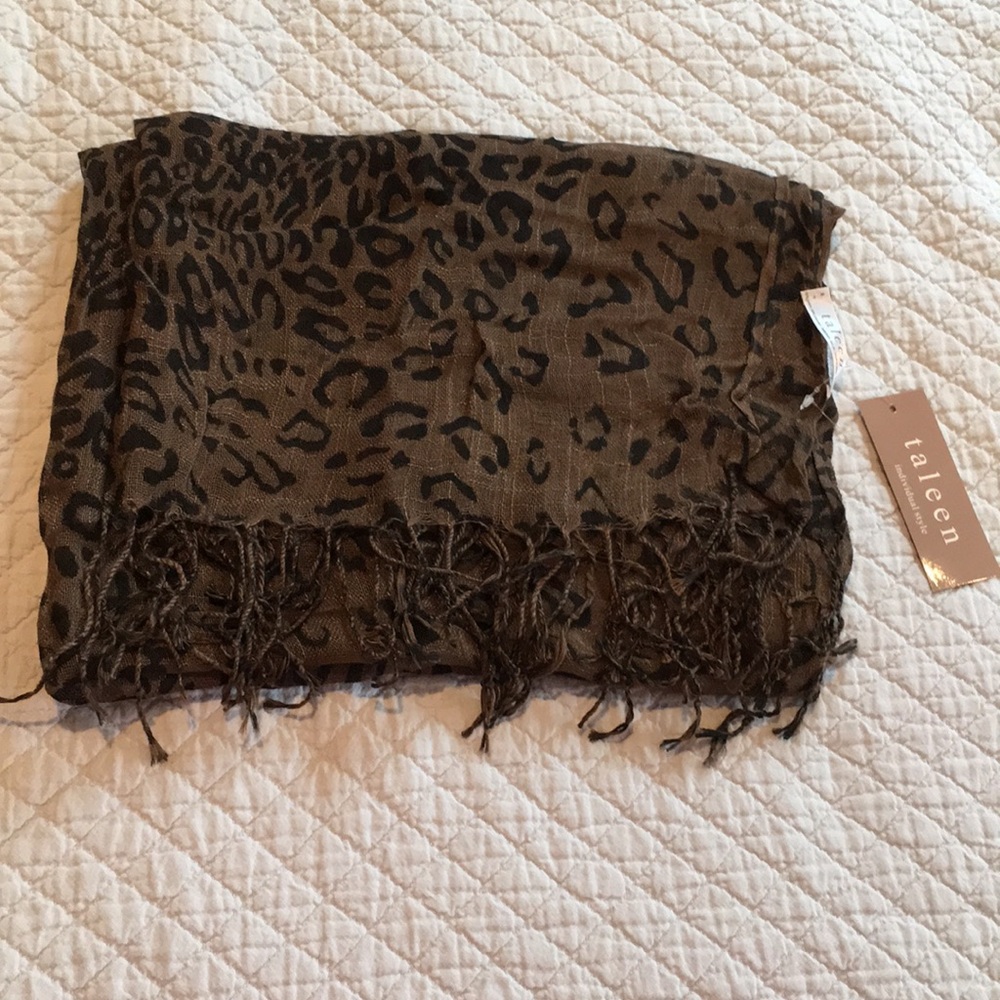 Brown cheetah print scarf